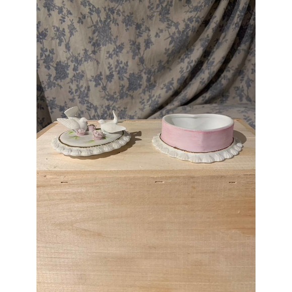 Vintage 1987 Lefton Heart Shaped Pair of Trinket Box with Doves - Picture 3 of 15